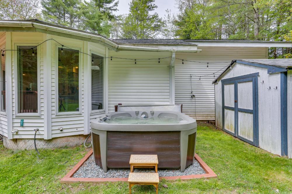 Charming Swan Lake Apartment with Deck!